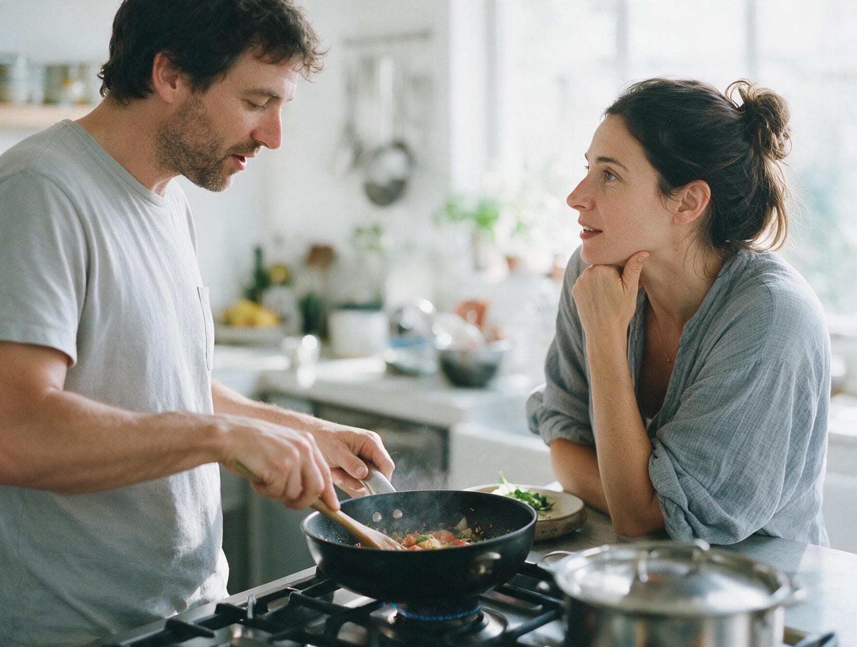 Een koppel praat samen tijdens het koken